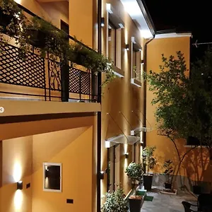 Otel Jasmine, Tiran